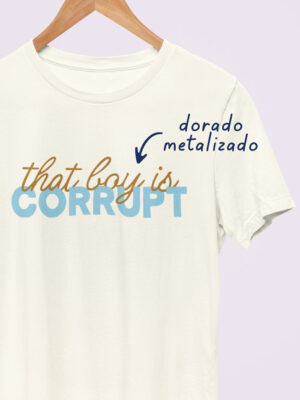 Camiseta con la frase that boy is corrupt sabrina en blanco roto y azul